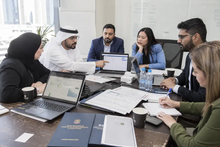 تقنيات الموارد البشرية ومنصات التوظيف في أبوظبي: دليل عملي لاختيار المورّدين الجاهزين لمتطلبات التوطين