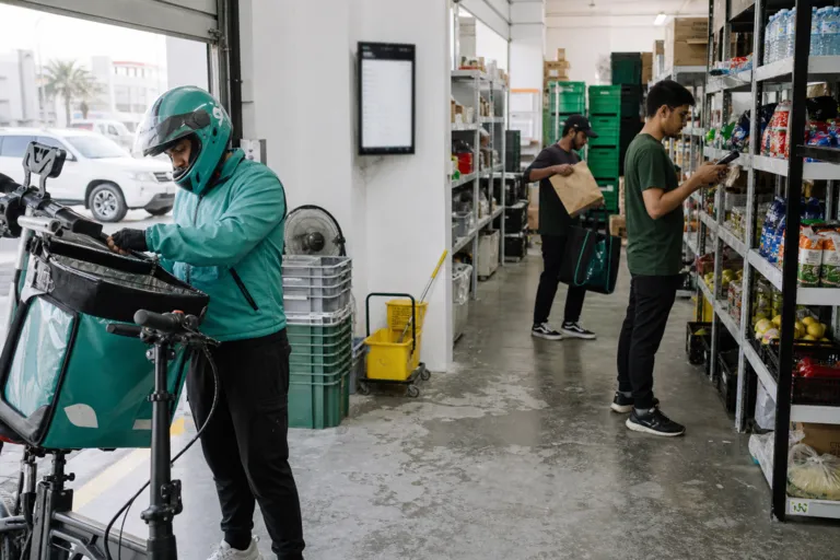 Quick Commerce in Abu Dhabi: 15-minute Delivery Pressure and the Dark Store Coverage Race in the Abu Dhabi Quick Commerce Market