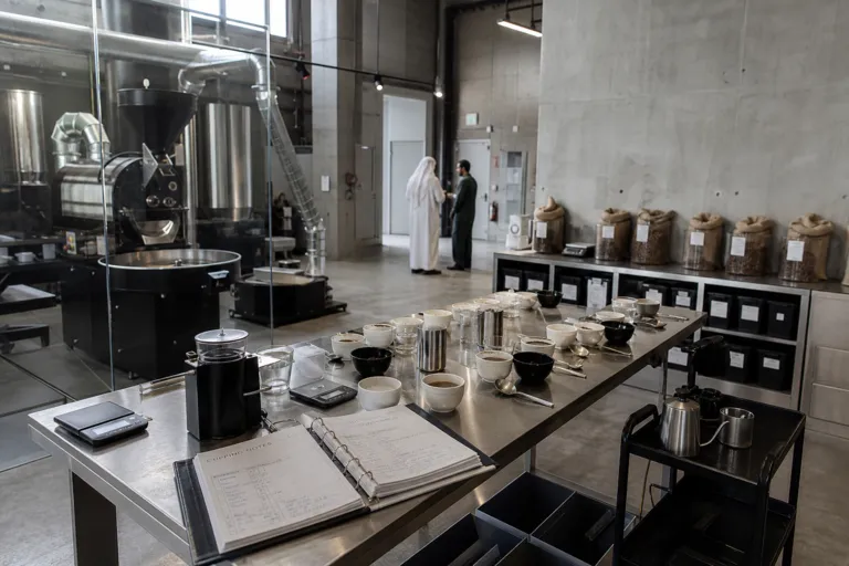 Specialty Coffee in Abu Dhabi: Chains, Home Brewing, and the Premium Bean Supply Chain in the Abu Dhabi Specialty Coffee Market
