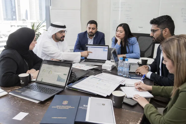 تقنيات الموارد البشرية ومنصات التوظيف في أبوظبي: دليل عملي لاختيار المورّدين الجاهزين لمتطلبات التوطين